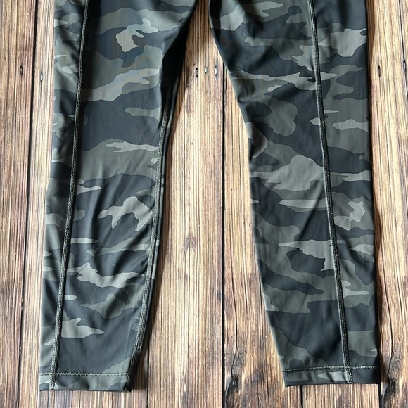 Athleta Camo Print Ultimate 7/8 Leggings with Pockets M - Picture 6 of 6